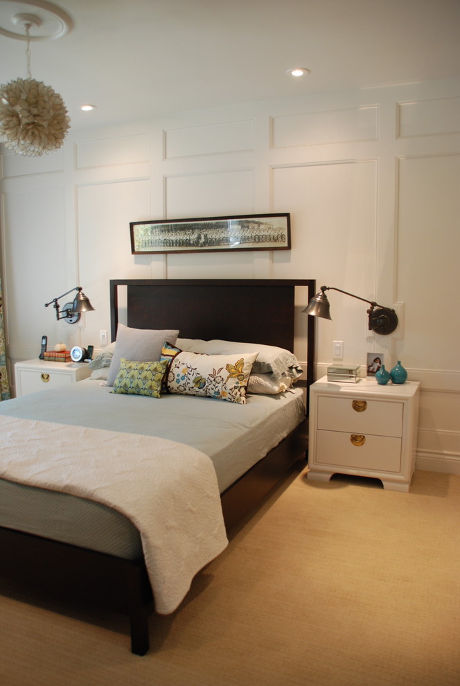 Bild på ett funkis sovrum, med vita väggar och heltäckningsmatta