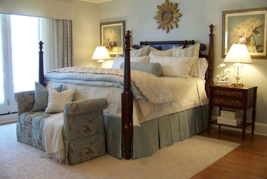 Diseño de dormitorio principal clásico de tamaño medio con paredes azules y suelo de madera en tonos medios
