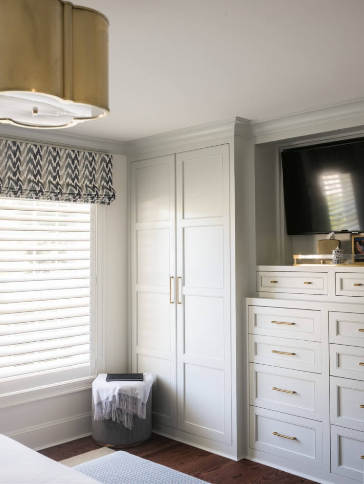 Diseño de habitación de invitados clásica renovada de tamaño medio sin chimenea con paredes blancas, suelo de madera en tonos medios y suelo marrón