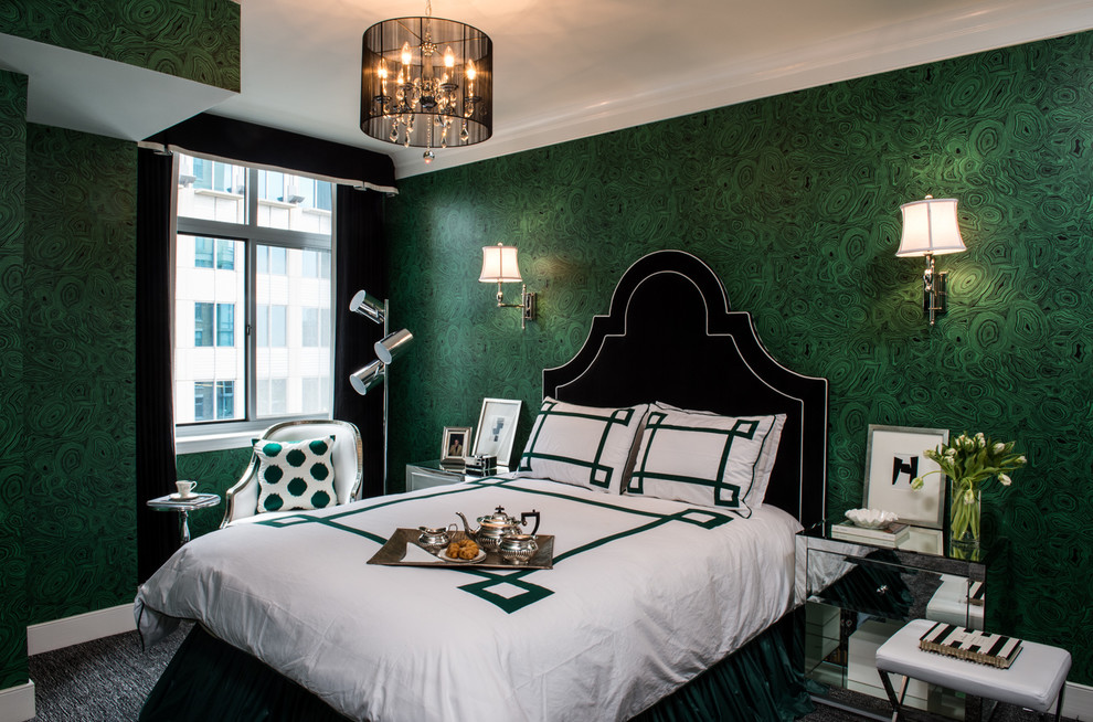 Пример оригинального дизайна: спальня в стиле неоклассика (современная классика) с зелеными стенами и ковровым покрытием