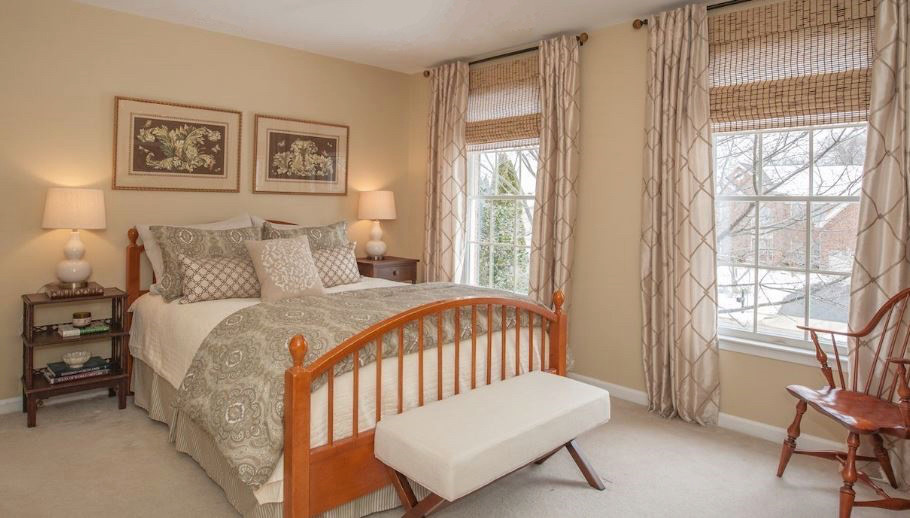Example of a mid-sized classic guest carpeted bedroom design in DC Metro with beige walls