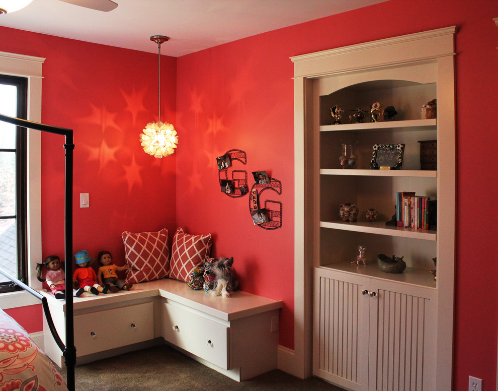 他の地域にある中くらいなトランジショナルスタイルのおしゃれな客用寝室 (ピンクの壁、カーペット敷き)