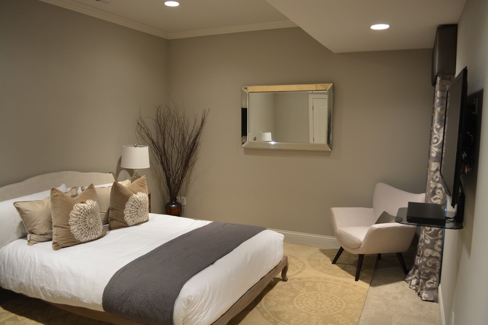 Idee per una camera degli ospiti classica di medie dimensioni con pareti beige e moquette