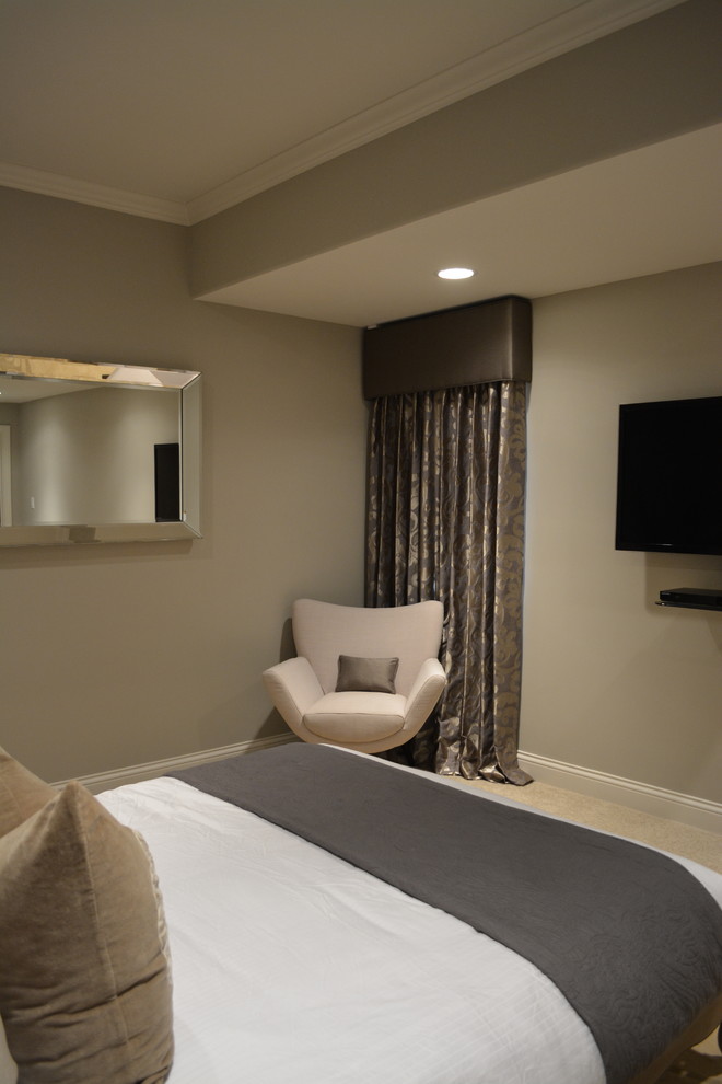 На фото: гостевая спальня среднего размера, (комната для гостей) в стиле неоклассика (современная классика) с бежевыми стенами и ковровым покрытием с