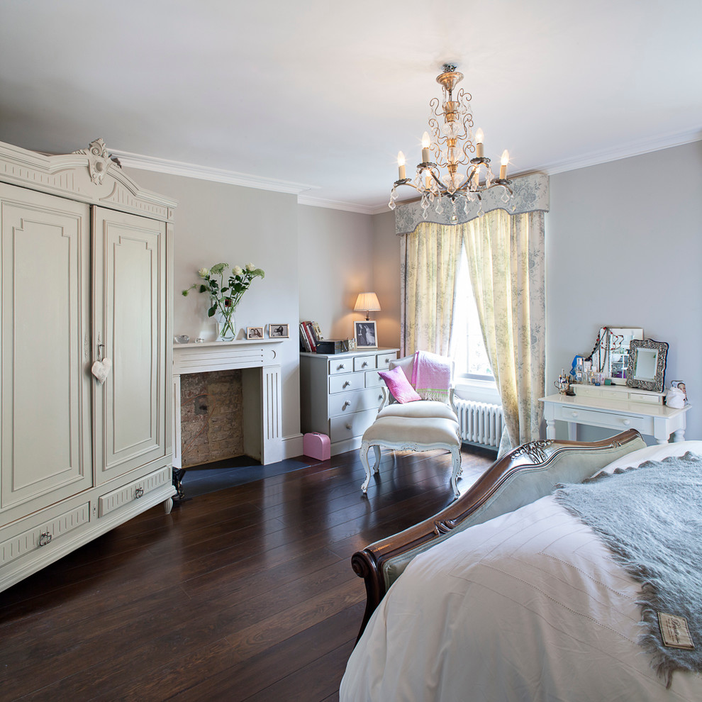 Свежая идея для дизайна: спальня в викторианском стиле с серыми стенами, темным паркетным полом, стандартным камином и коричневым полом - отличное фото интерьера