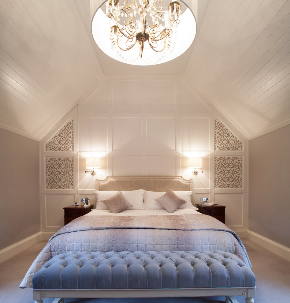 ロンドンにあるトラディショナルスタイルのおしゃれな寝室 (勾配天井) のインテリア