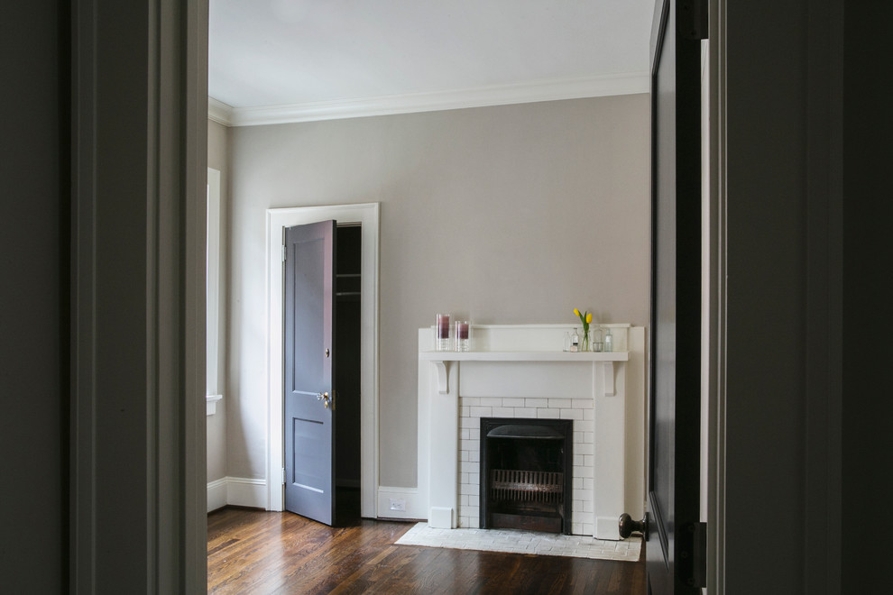 Idée de décoration pour une chambre d'amis craftsman de taille moyenne avec parquet foncé, une cheminée standard et un manteau de cheminée en carrelage.