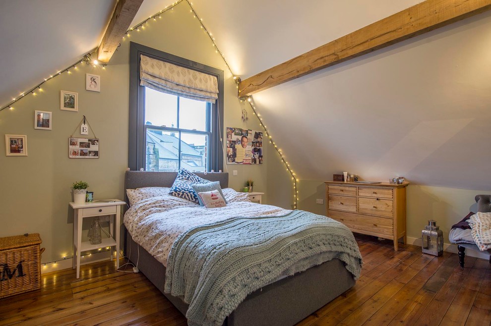 Modelo de habitación de invitados de estilo de casa de campo con suelo de madera en tonos medios