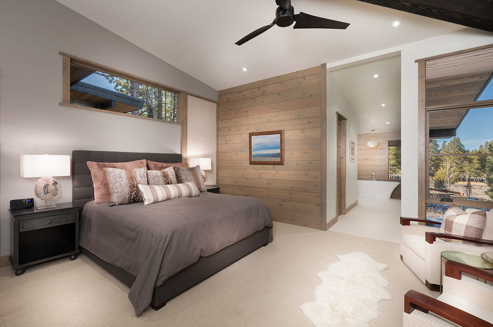 Großes Uriges Hauptschlafzimmer ohne Kamin mit Teppichboden, beigem Boden und grauer Wandfarbe in Sonstige