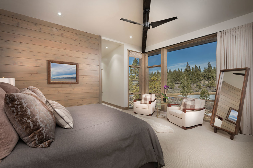 Imagen de dormitorio principal rural grande sin chimenea con paredes beige, moqueta y suelo beige