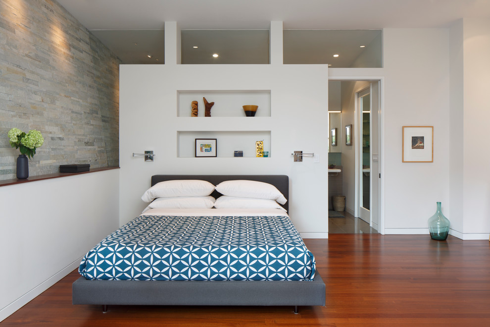 サンフランシスコにあるミッドセンチュリースタイルのおしゃれな主寝室 (白い壁、無垢フローリング) のインテリア