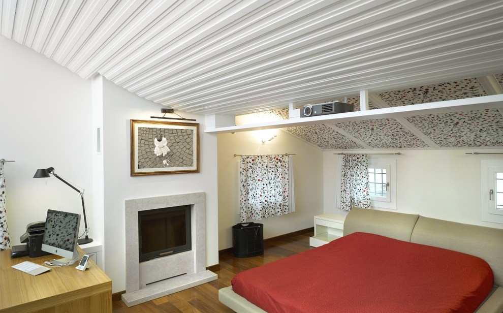 マイアミにあるコンテンポラリースタイルのおしゃれな寝室 (白い壁、無垢フローリング) のレイアウト