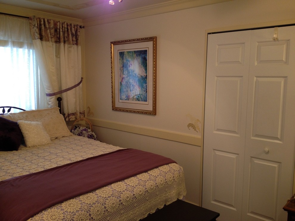 Пример оригинального дизайна: маленькая хозяйская спальня в классическом стиле с белыми стенами и ковровым покрытием без камина для на участке и в саду