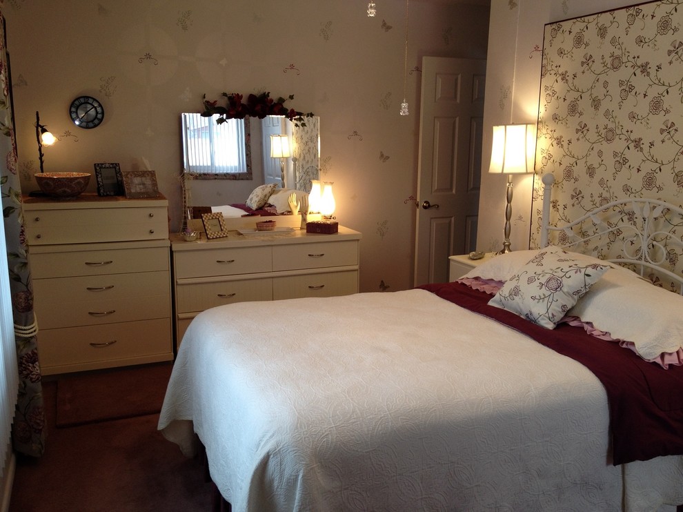 Foto di una piccola camera degli ospiti tradizionale con pareti rosa, moquette e nessun camino