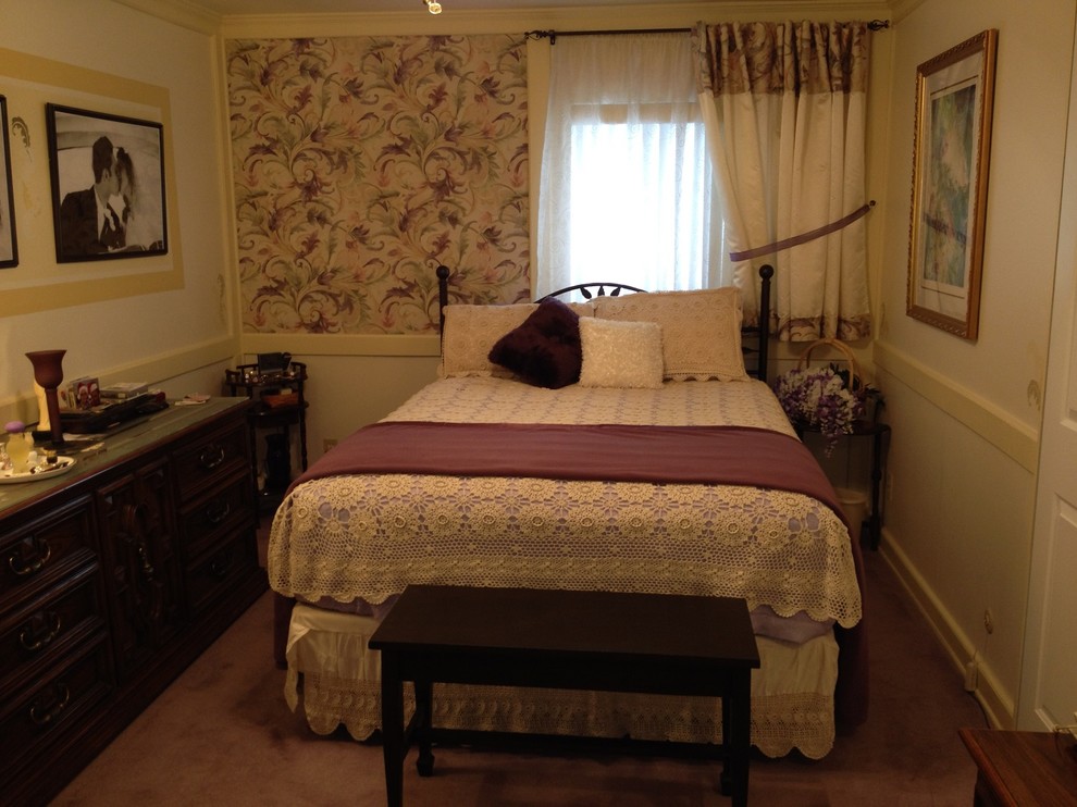 Стильный дизайн: маленькая хозяйская спальня в классическом стиле с белыми стенами и ковровым покрытием без камина для на участке и в саду - последний тренд