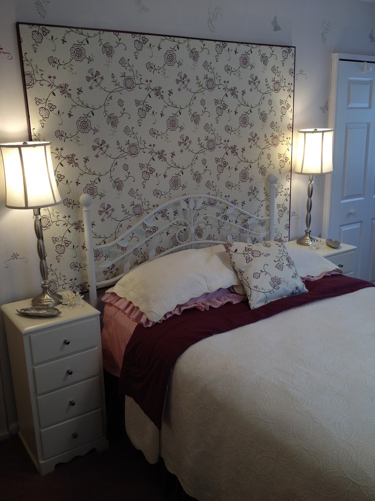 Example of a small classic guest carpeted bedroom design in Cincinnati with no fireplace and multicolored walls
