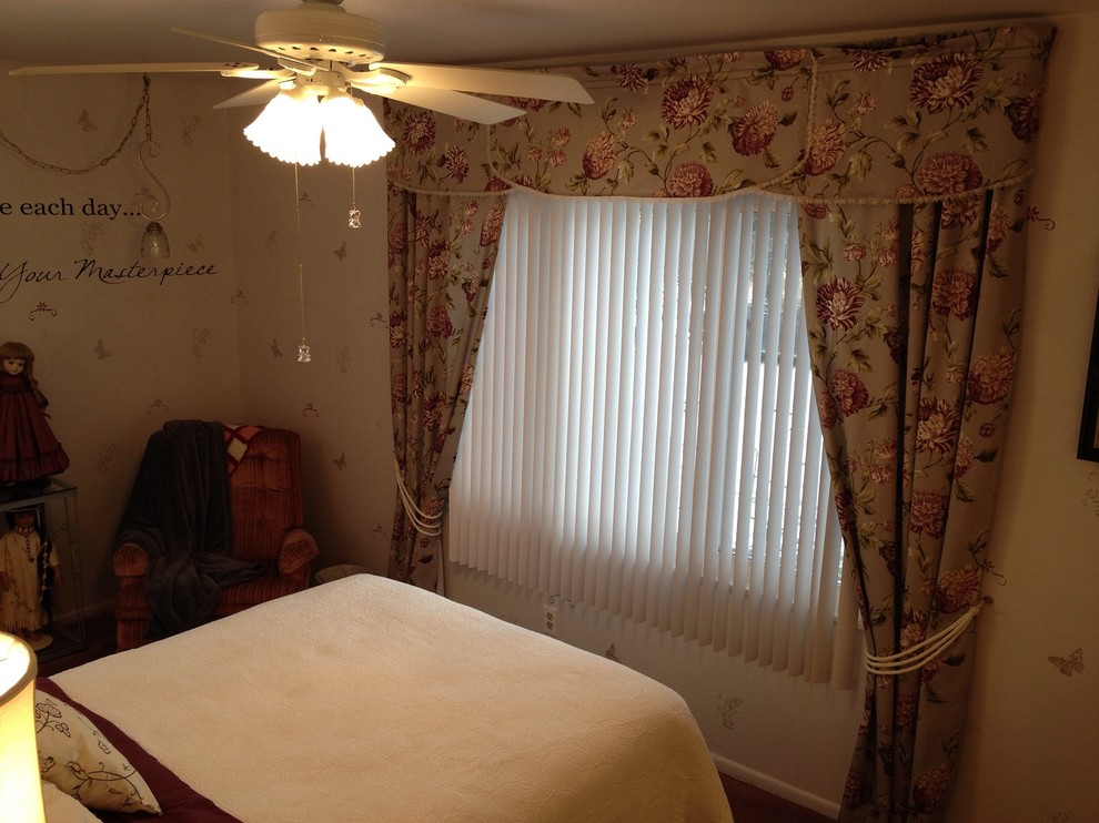 Example of a small classic guest carpeted bedroom design in Cincinnati with pink walls and no fireplace