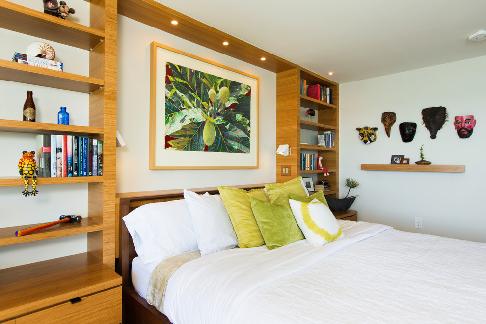 Foto de dormitorio principal tropical de tamaño medio sin chimenea con paredes blancas