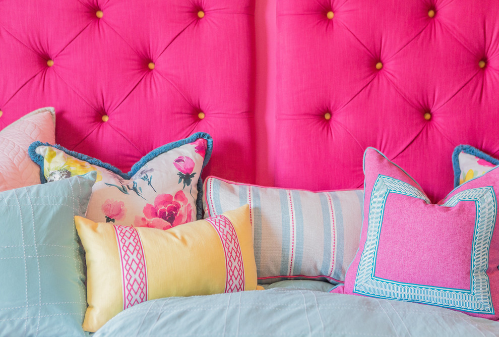 Foto på ett mellanstort vintage sovrum, med rosa väggar och heltäckningsmatta