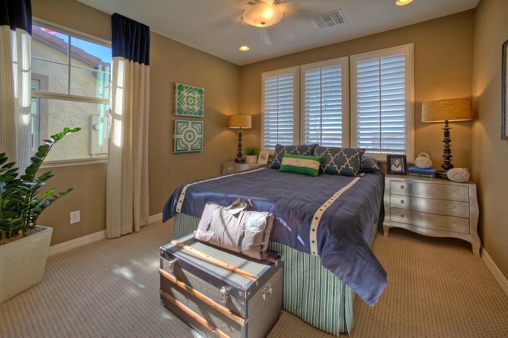 Foto di una camera degli ospiti chic di medie dimensioni con pareti beige e moquette