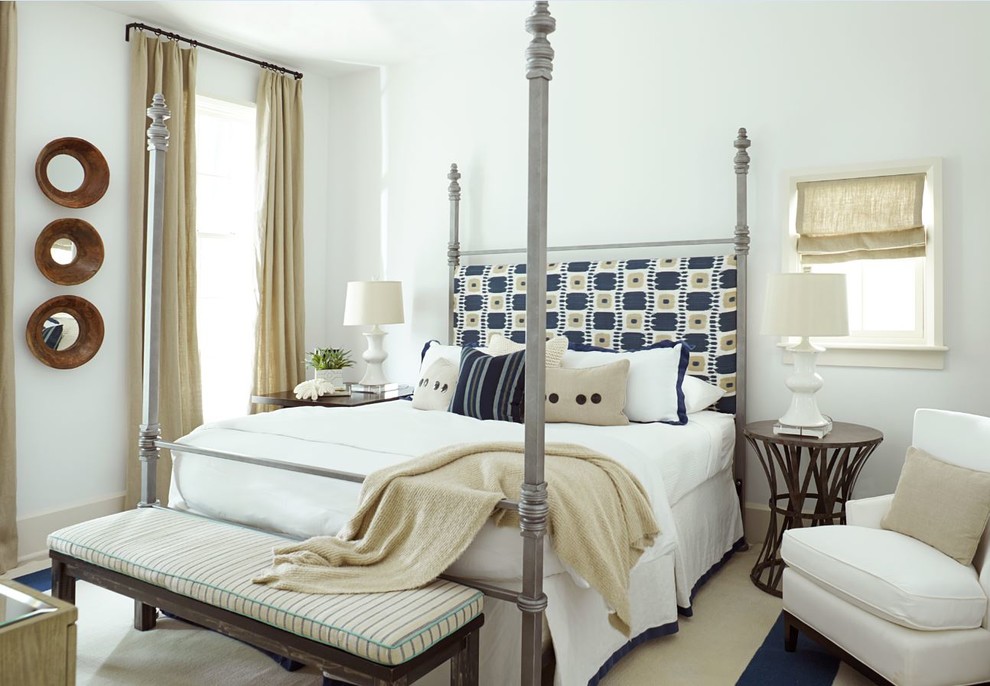 Maritimes Schlafzimmer mit weißer Wandfarbe und Teppichboden in Atlanta