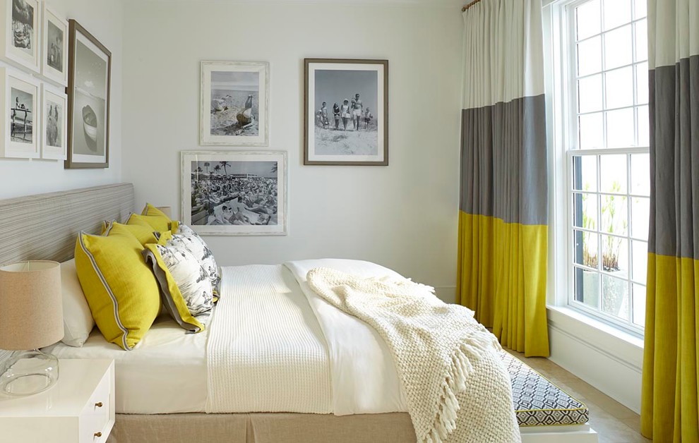 На фото: спальня в морском стиле с белыми стенами без камина с