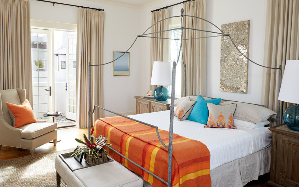 Immagine di una camera da letto stile marino di medie dimensioni con pareti bianche e pavimento in legno massello medio
