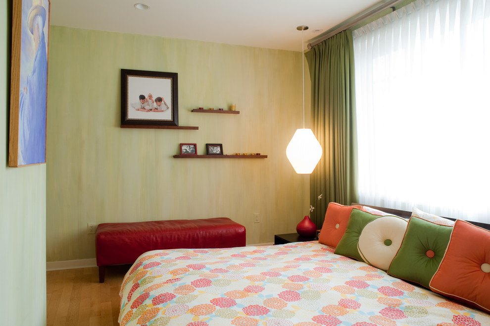 Eklektisches Schlafzimmer ohne Kamin mit grüner Wandfarbe und braunem Holzboden in Philadelphia