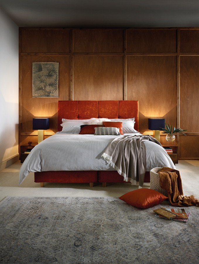 Пример оригинального дизайна: большая хозяйская спальня в современном стиле с коричневыми стенами, ковровым покрытием и белым полом