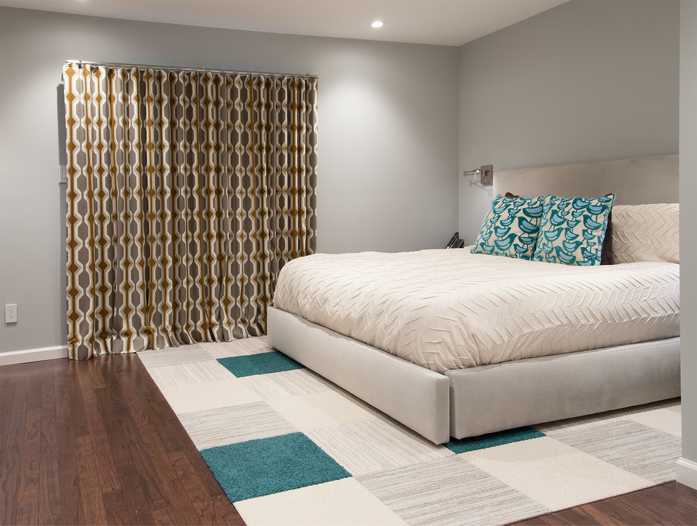 Идея дизайна: хозяйская спальня среднего размера в стиле ретро с серыми стенами и паркетным полом среднего тона без камина