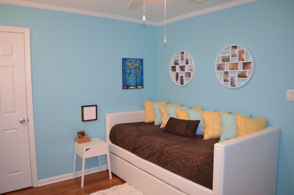 Immagine di una camera da letto chic di medie dimensioni con pareti blu, parquet scuro e nessun camino