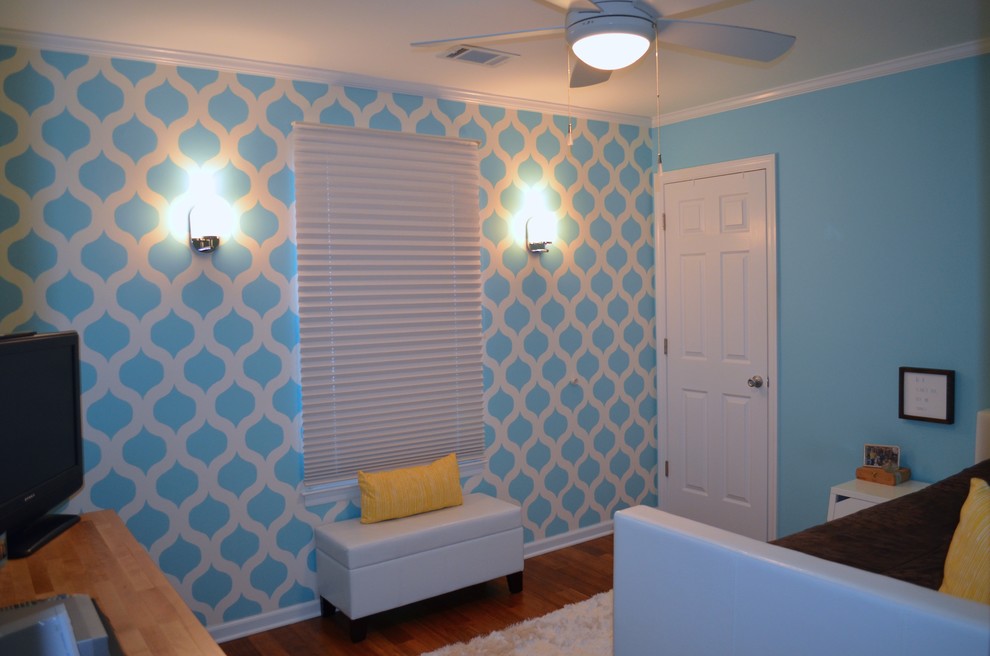 Пример оригинального дизайна: спальня среднего размера в стиле неоклассика (современная классика) с синими стенами и темным паркетным полом без камина