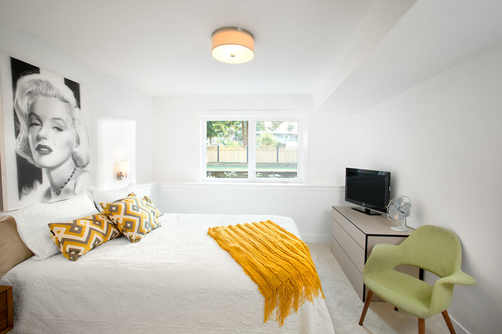Retro Schlafzimmer mit weißer Wandfarbe und Teppichboden in Vancouver