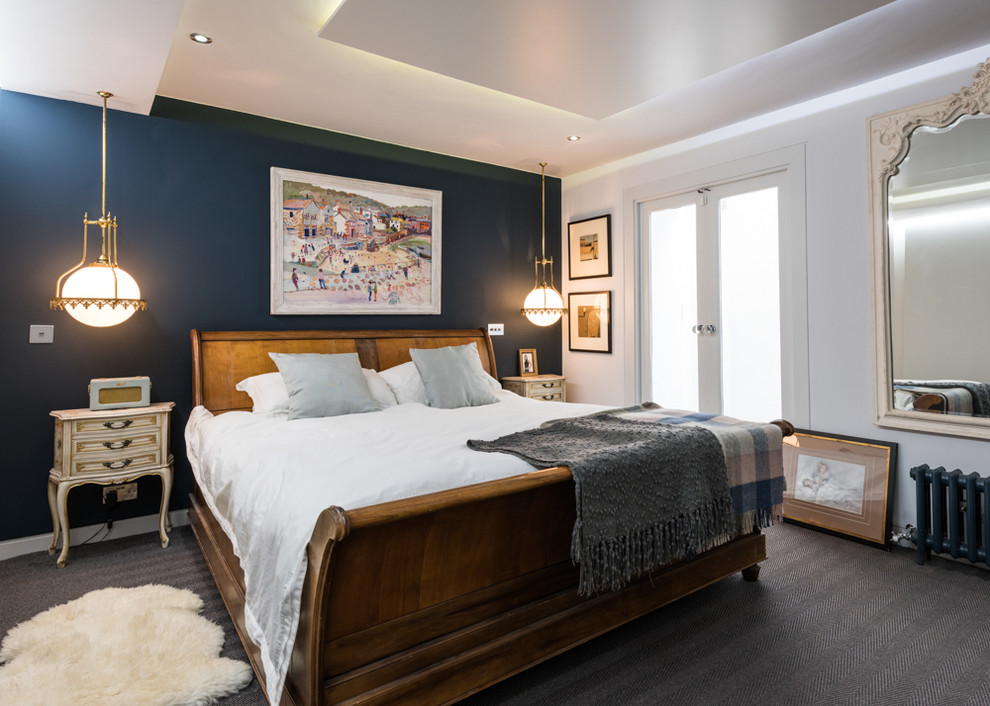Imagen de dormitorio principal ecléctico grande con paredes azules, moqueta y suelo gris