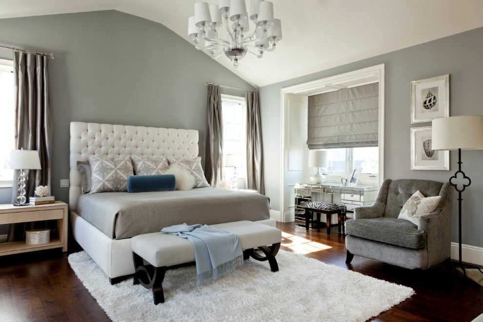 Источник вдохновения для домашнего уюта: большая хозяйская спальня в стиле неоклассика (современная классика) с серыми стенами и паркетным полом среднего тона