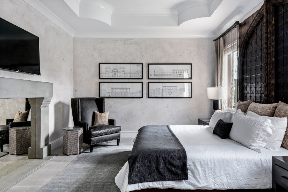 Источник вдохновения для домашнего уюта: хозяйская спальня в средиземноморском стиле с серыми стенами, серым полом и многоуровневым потолком