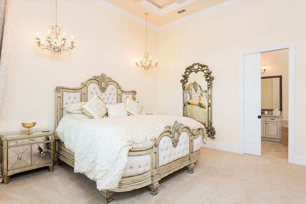 Foto di una camera da letto chic con pareti beige, moquette e pavimento beige