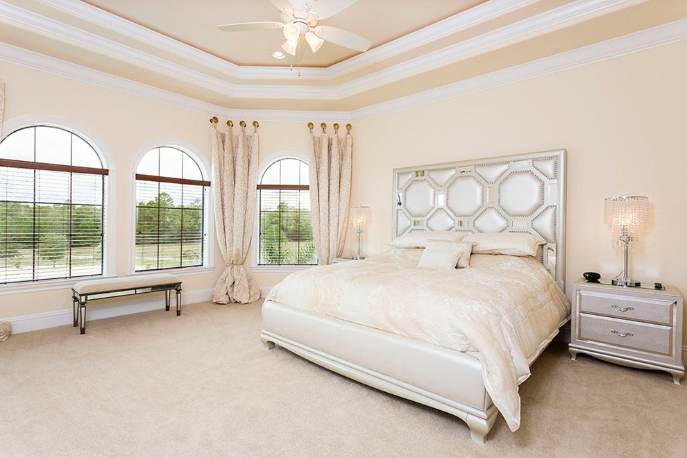 Cette photo montre une chambre avec moquette chic avec un mur beige, aucune cheminée et un sol beige.