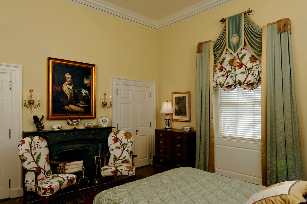 Источник вдохновения для домашнего уюта: гостевая спальня среднего размера, (комната для гостей) в классическом стиле с желтыми стенами, паркетным полом среднего тона, фасадом камина из камня, стандартным камином и коричневым полом
