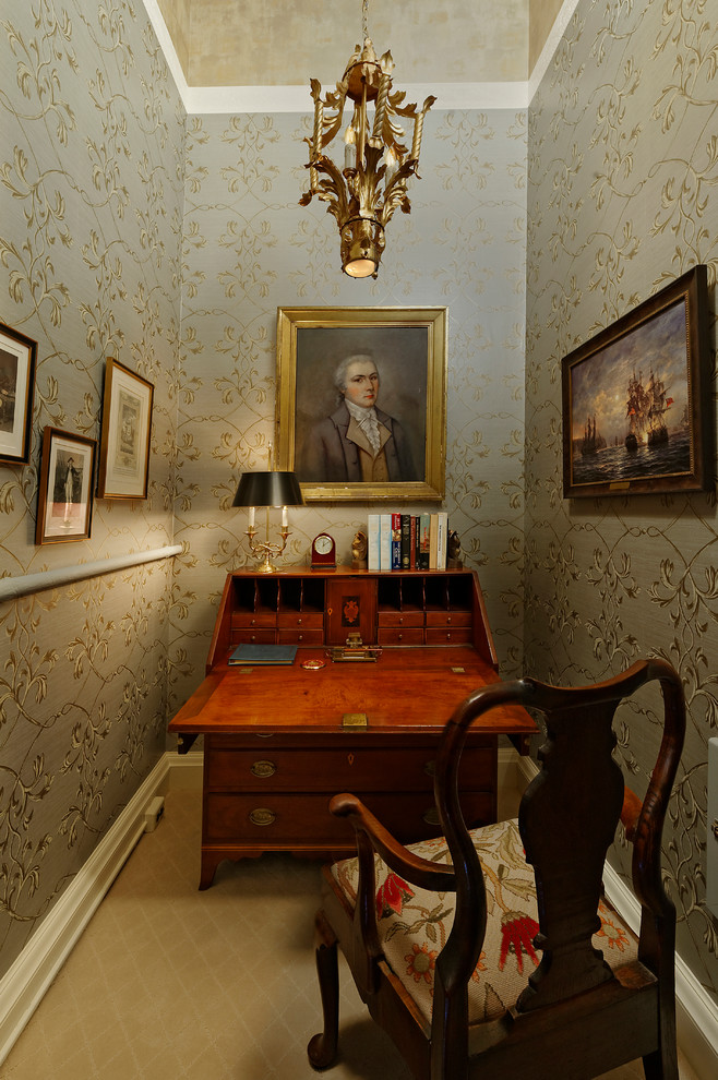 ワシントンD.C.にある小さなトラディショナルスタイルのおしゃれな客用寝室 (黄色い壁、無垢フローリング、ベージュの床)