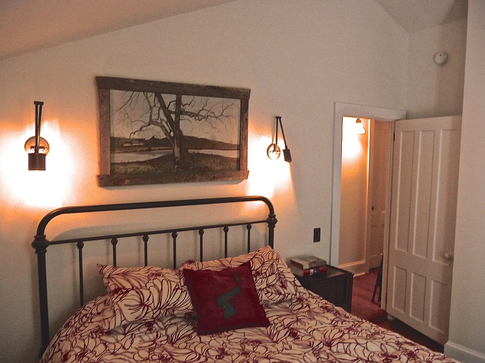 Стильный дизайн: гостевая спальня среднего размера, (комната для гостей) в стиле кантри с белыми стенами и темным паркетным полом - последний тренд