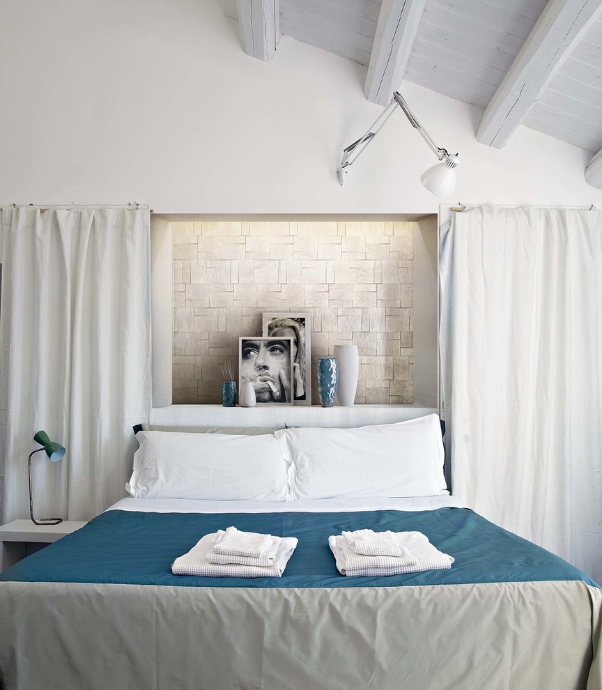 Источник вдохновения для домашнего уюта: спальня в стиле неоклассика (современная классика) с белыми стенами