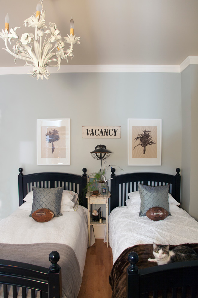 Stilmix Schlafzimmer mit blauer Wandfarbe in Portland