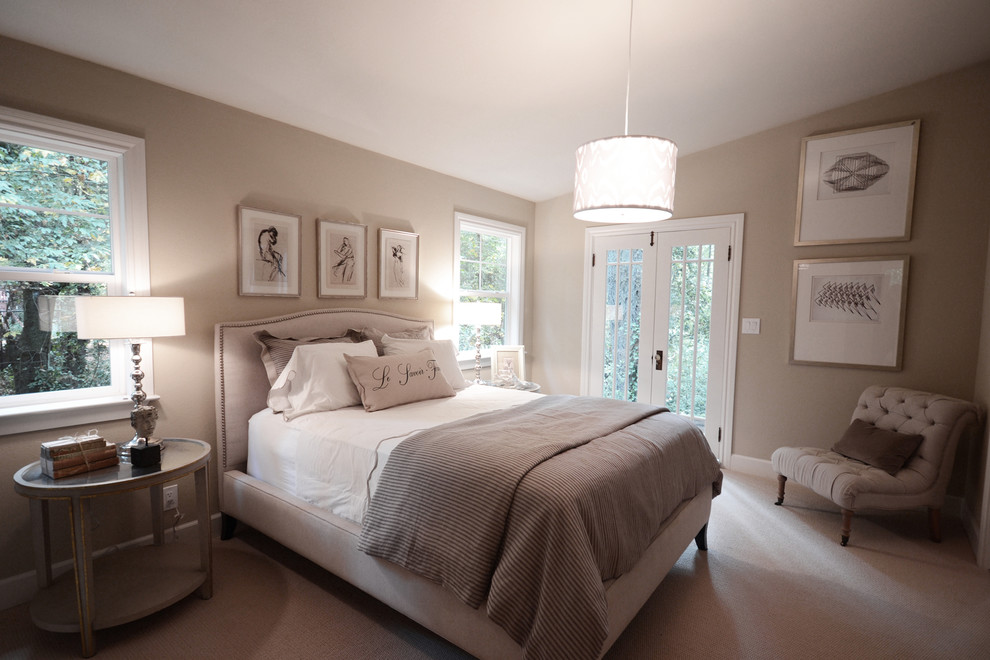 Foto de habitación de invitados clásica de tamaño medio sin chimenea con paredes beige, moqueta y suelo beige