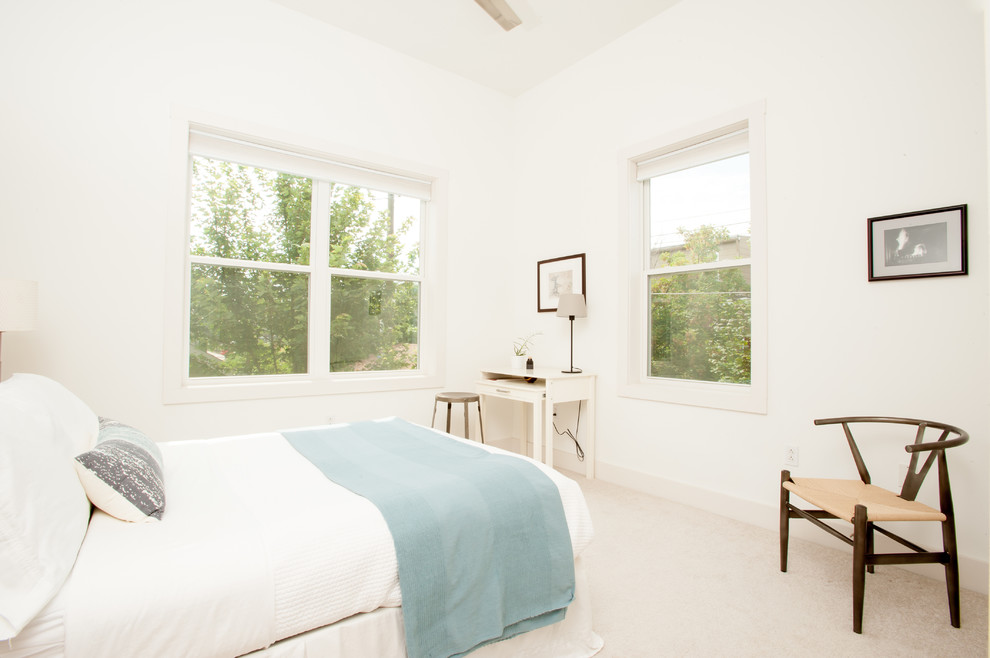 Ejemplo de dormitorio actual con paredes blancas