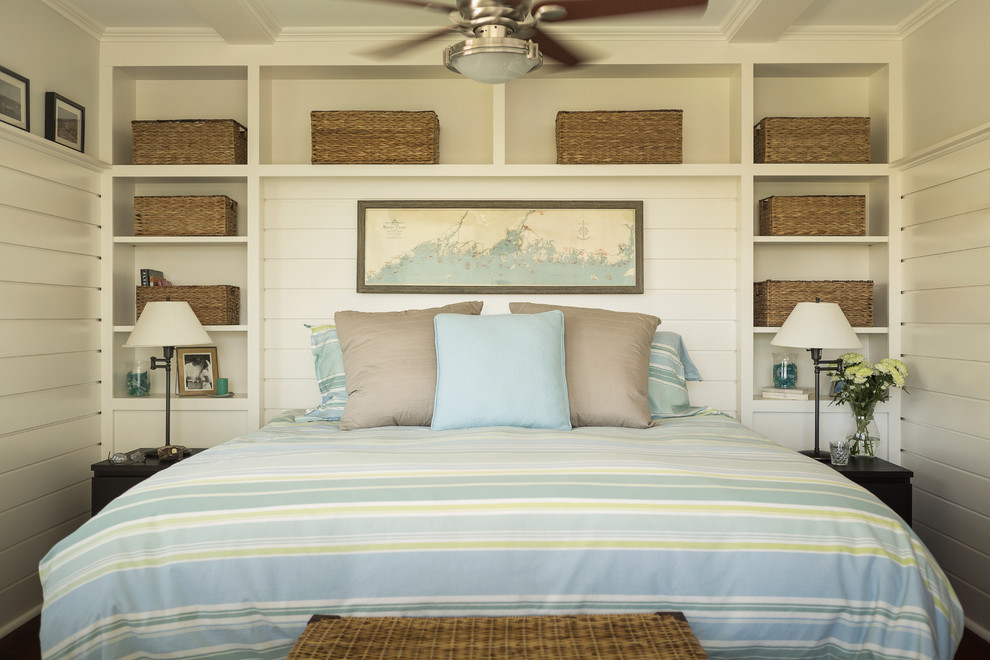 Imagen de dormitorio principal costero pequeño con paredes blancas, suelo de madera en tonos medios y suelo marrón