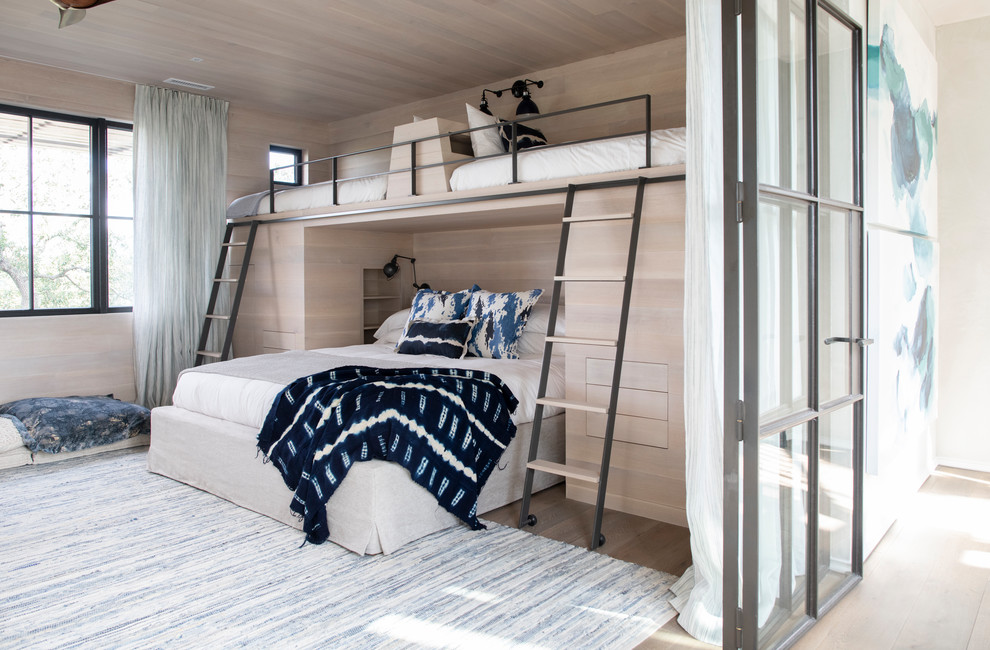 Источник вдохновения для домашнего уюта: гостевая спальня (комната для гостей) в морском стиле с бежевыми стенами, светлым паркетным полом и бежевым полом