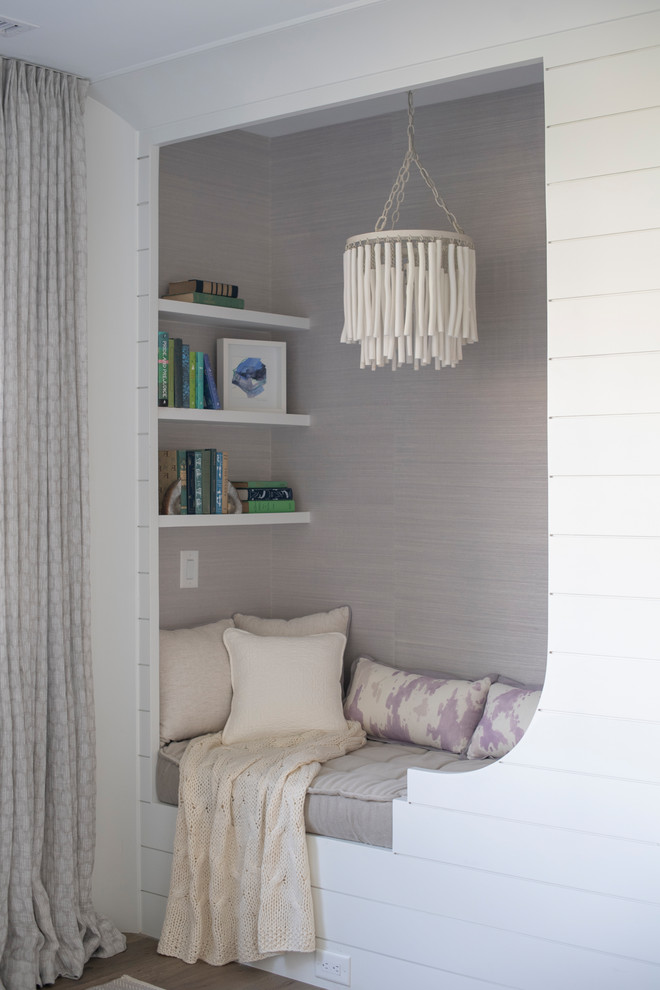 Immagine di una camera da letto costiera con pareti bianche e parquet chiaro