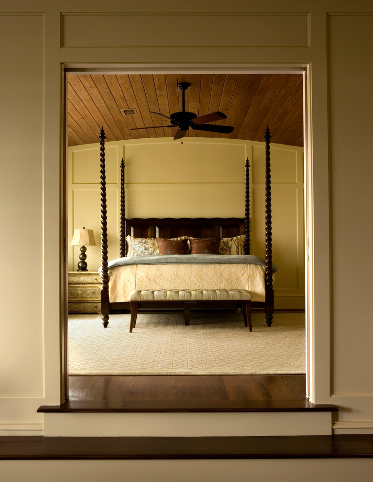 Источник вдохновения для домашнего уюта: хозяйская спальня среднего размера в классическом стиле с желтыми стенами и паркетным полом среднего тона
