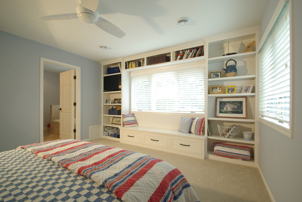 Idee per una camera degli ospiti chic di medie dimensioni con pareti blu, moquette e nessun camino